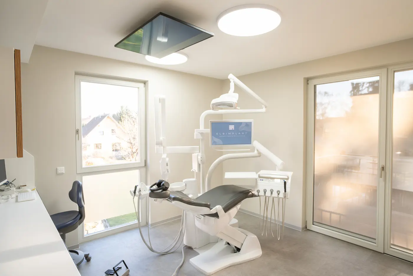Behandlungszimmer der Zahnarztpraxis & Oralchirurgie ELBIMPLANT