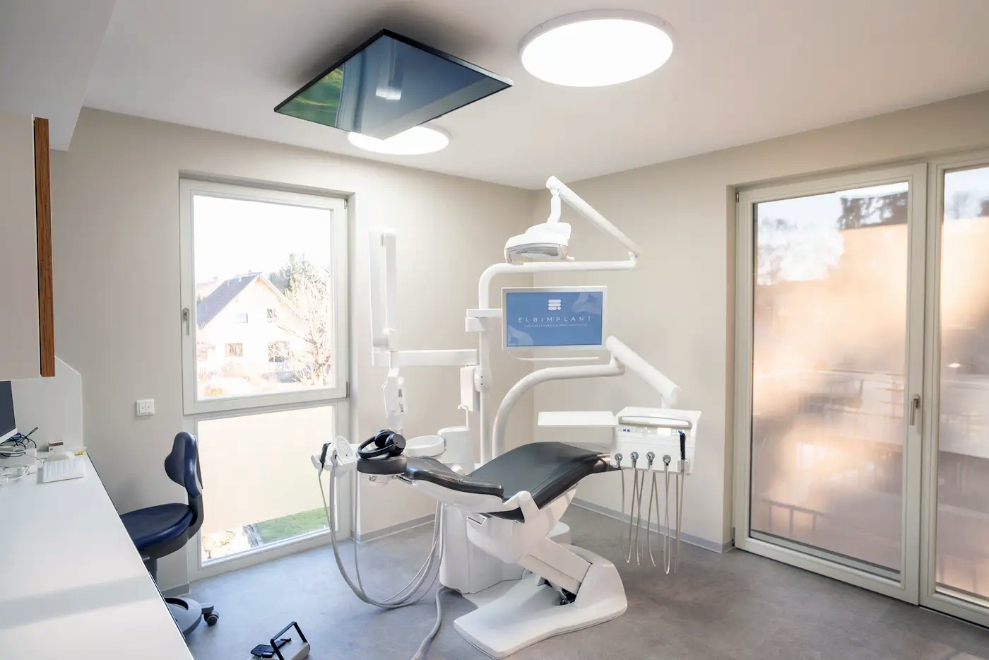 Behandlungszimmer Zahnarztpraxis & Oralchirurgie ELBIMPLANT