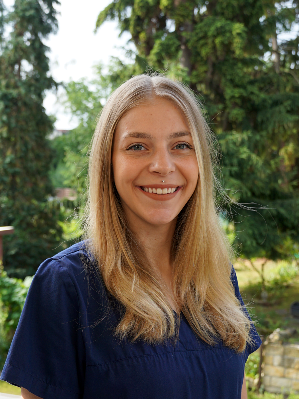 Porträtfoto von Celina, Empfang & Verwaltung bei ELBIMPLANT Zahnarztpraxis & Oralchirurgie